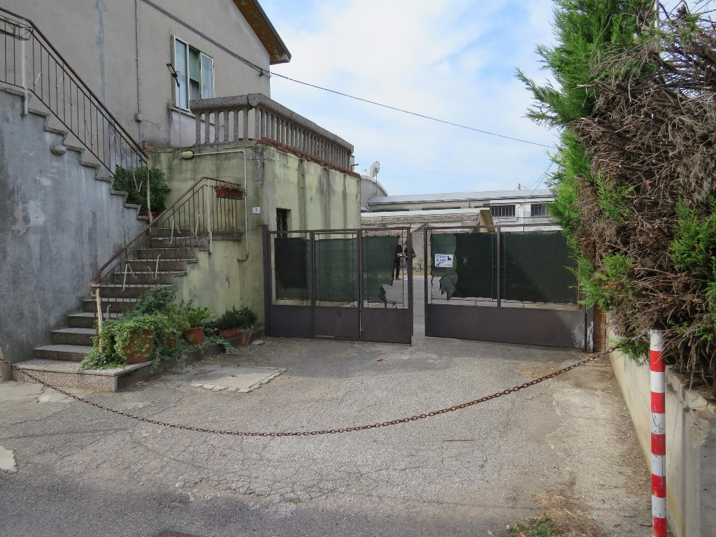 SANGUINETTO (VR) LABORATORIO CON MAGAZZINI E GARAGE IN ASTA IN VIA S. GIUSEPPE 2
